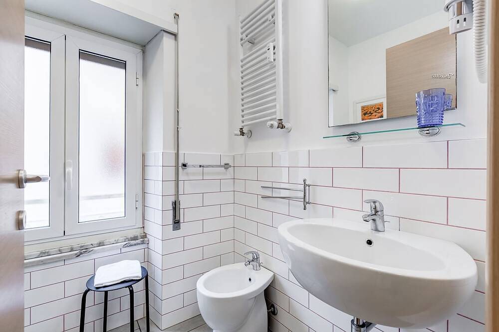 Elegant room, just renovated, facing the Metro, a stone's throw from San Pietro in Roma, Provincia de Roma