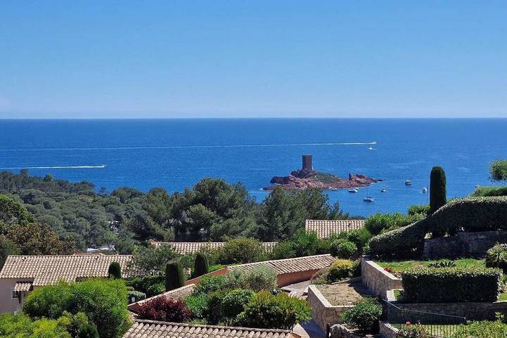 Maison de vacances pour 4 personnes, avec piscine ainsi que jacuzzi et jardin dans Le Dramont