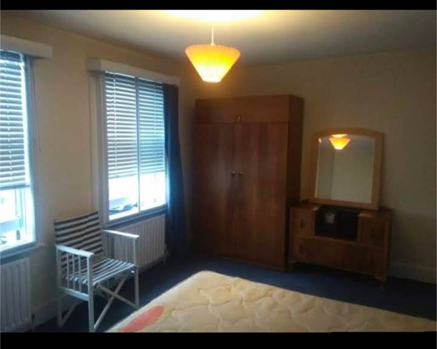 House Sleeps 2 with Parking and Patio in Hounslow, London