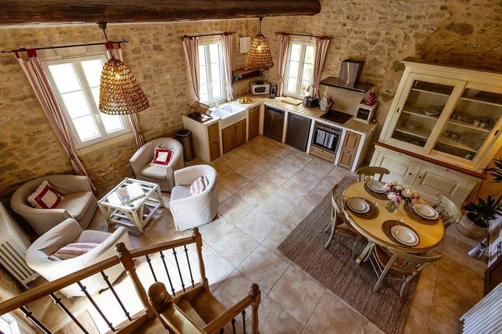 Location de vacances pour 4 personnes, avec piscine ainsi que jardin et terrasse à Mas-Blanc-des-Alpilles - 2