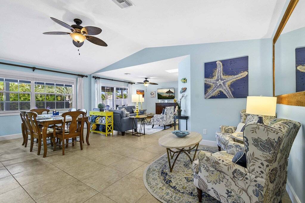 Clean Home Large Heated-Pool - 3/2 +Ofc/den - 3 Miles to Beach \"Jupiter Escape\" in Jupiter, Palm Beach County