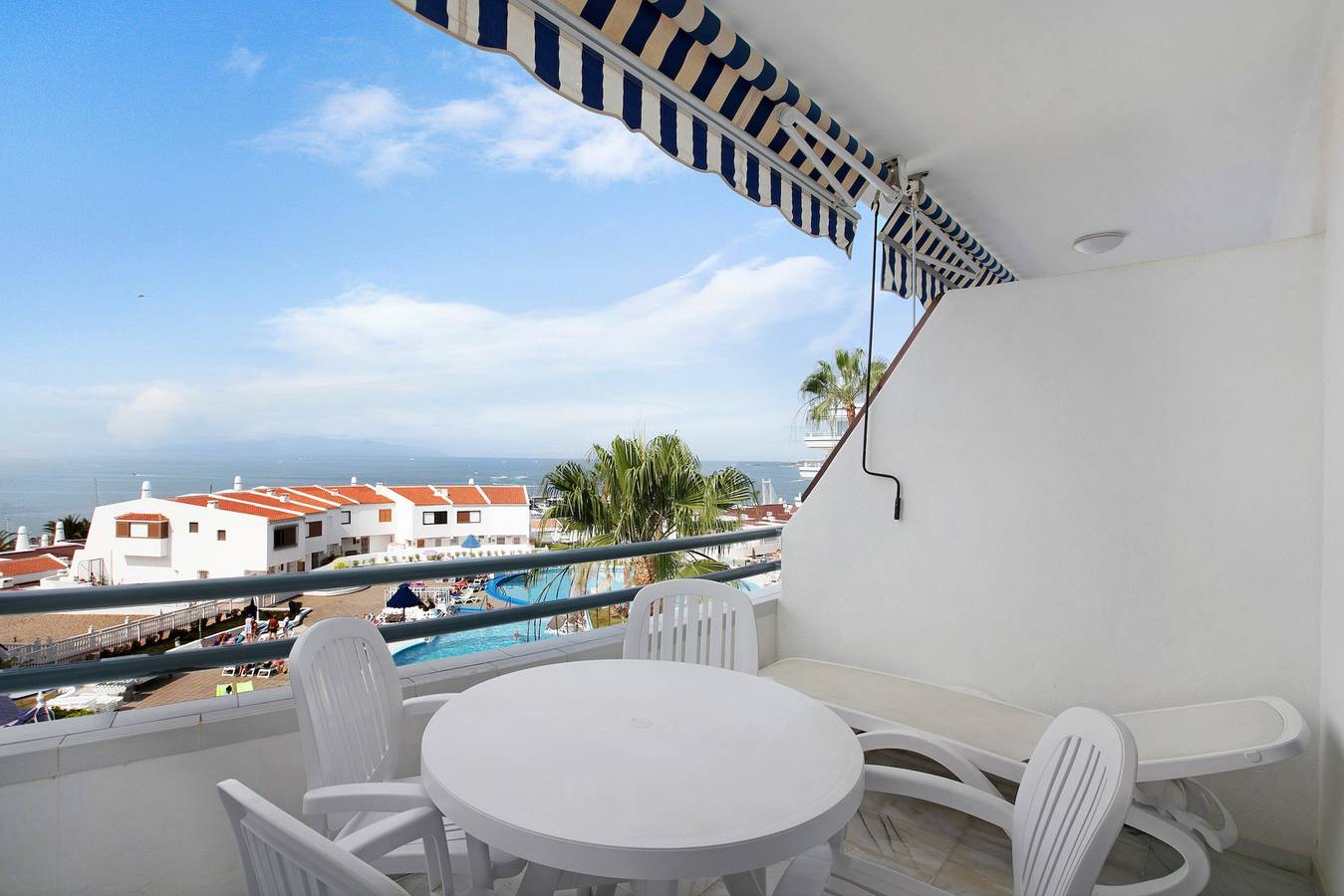 Geheel appartement, Vakantiehuis "Club Atlantis 223" met Uitzicht op Zee, Gedeeld Zwembad & Wifi in Playa Puerto Colón, Adeje
