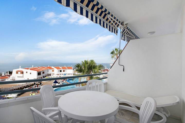 Ganze Wohnung, Ferienwohnung "Club Atlantis 223" mit Meerblick, Gemeinschaftspool und WLAN in Playa Puerto Colón, Adeje