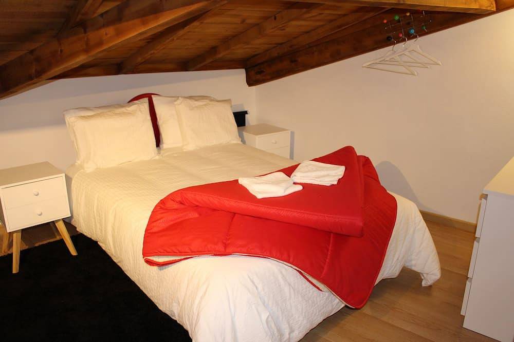 Casa São Dinis, in Porto, has a great location, design and comfort. in Cedofeita, Porto