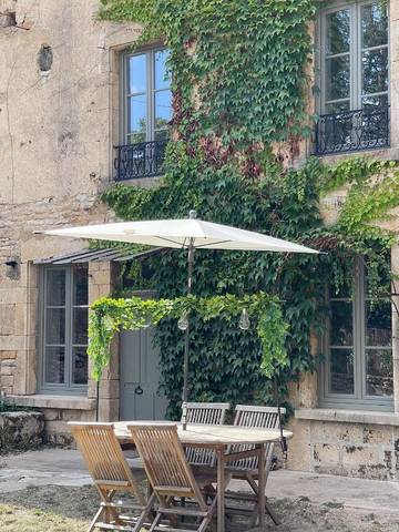 Gîte pour 10 personnes, avec jardin ainsi que piscine et vue à Gigny