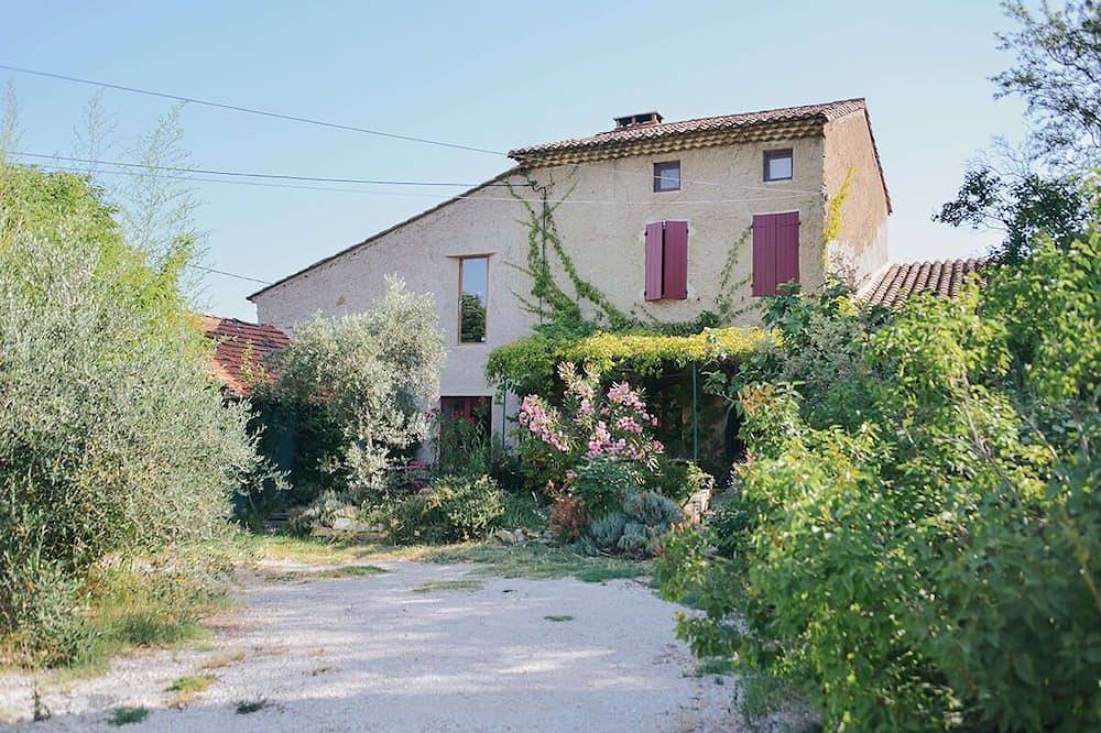 5-bedroom Provençal Farmhouse on an organic vineyard in Vacqueyras, Vaucluse