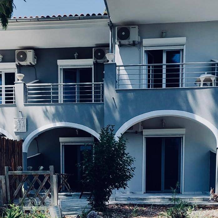 Διαμερίσματα διακοπών για 5 άτομα, με κήπο και μπαλκόνι καθώς και θέα στον Άγιο Στέφανο Αυλιωτών