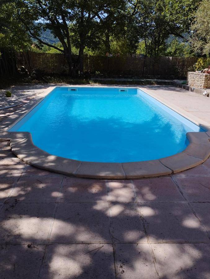 Location de vacances pour 3 personnes, avec piscine ainsi que jardin et terrasse dans Colorado provençal - 2