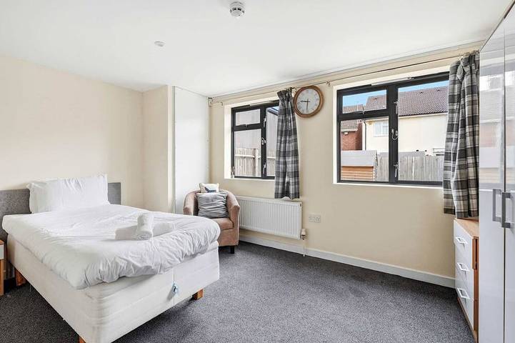 6-Bedroom Family Haven with Garden in Aylesbury in Aylesbury, Buckinghamshire