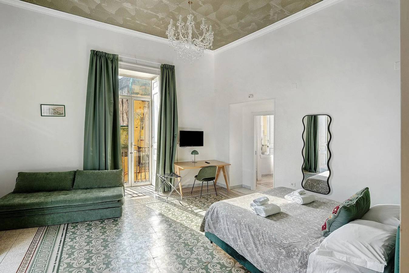 Ganze Wohnung, Ferienwohnung 'Antica Dimora Deluxe' mit Balkon, Wlan und Klimaanlage in Neapel, Neapel Provinz