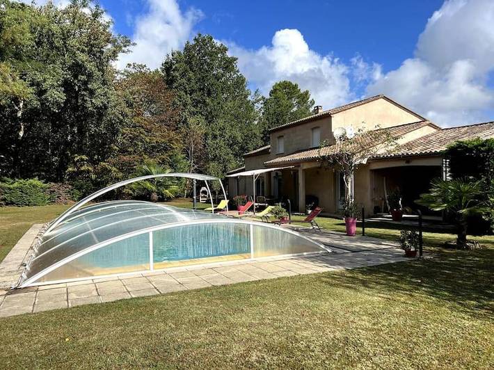 Location de vacances pour 6 personnes, avec Terrasse ainsi que Jardin et Piscine à La Chapelle-Gonaguet