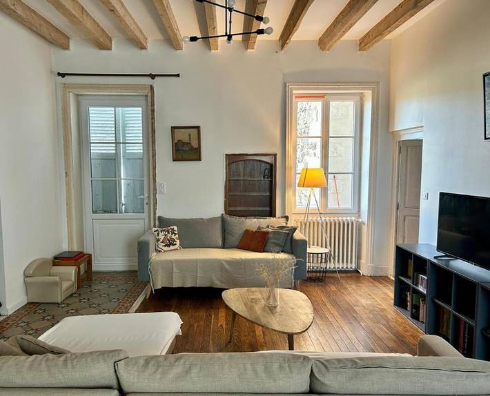 Location de vacances pour 7 personnes, avec terrasse ainsi que vue et jardin à Émeringes - 2