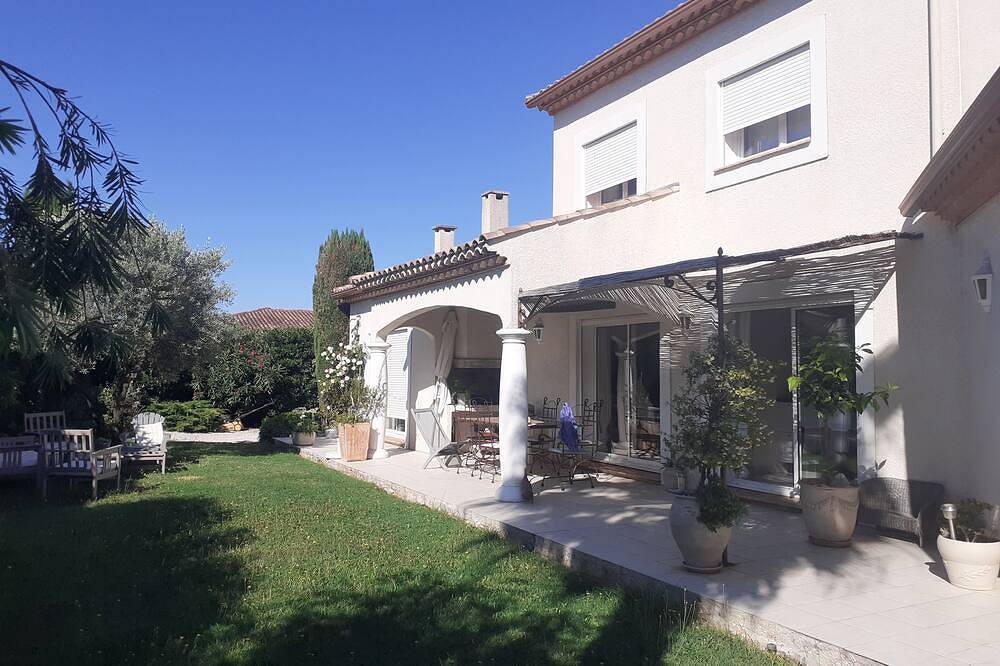 Villa with 160 m2 pool on 1000 m2 landscaped garden, in Pézenas, Mediterranean Coast (France)