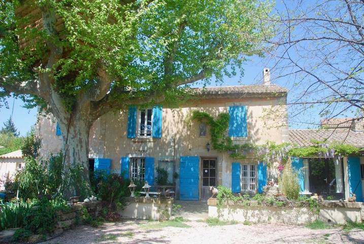 Maison d’hôte pour 15 personnes, avec Terrasse ainsi que Jardin et Piscine à Lançon-Provence