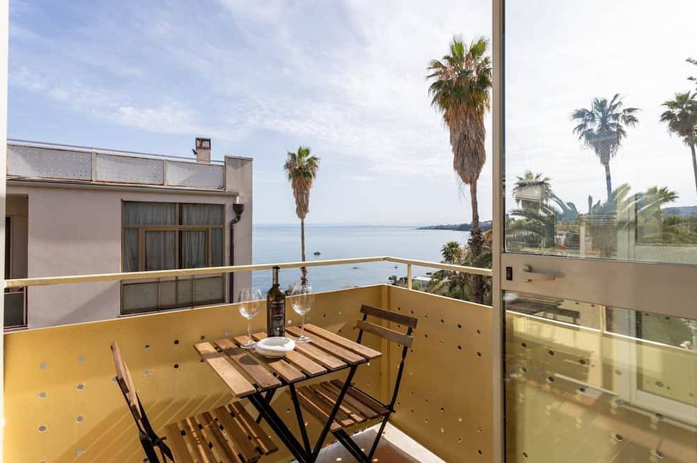 Ganze Wohnung, Guesthost - Comfortable 77 sqm apartment with two balconies (one with sea view), which can comfortably accommodate up to 4 people, located on the third floor of a building without lift. The property is located in Aci Castello, just 11 km from Catania, a in Aci Trezza, Aci Castello