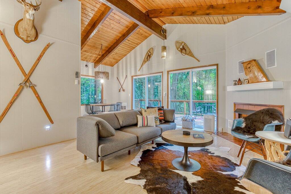 Secluded dog-friendly cabin with two fireplaces, washer/dryer, deck & firepit in Welches, Mount Hood