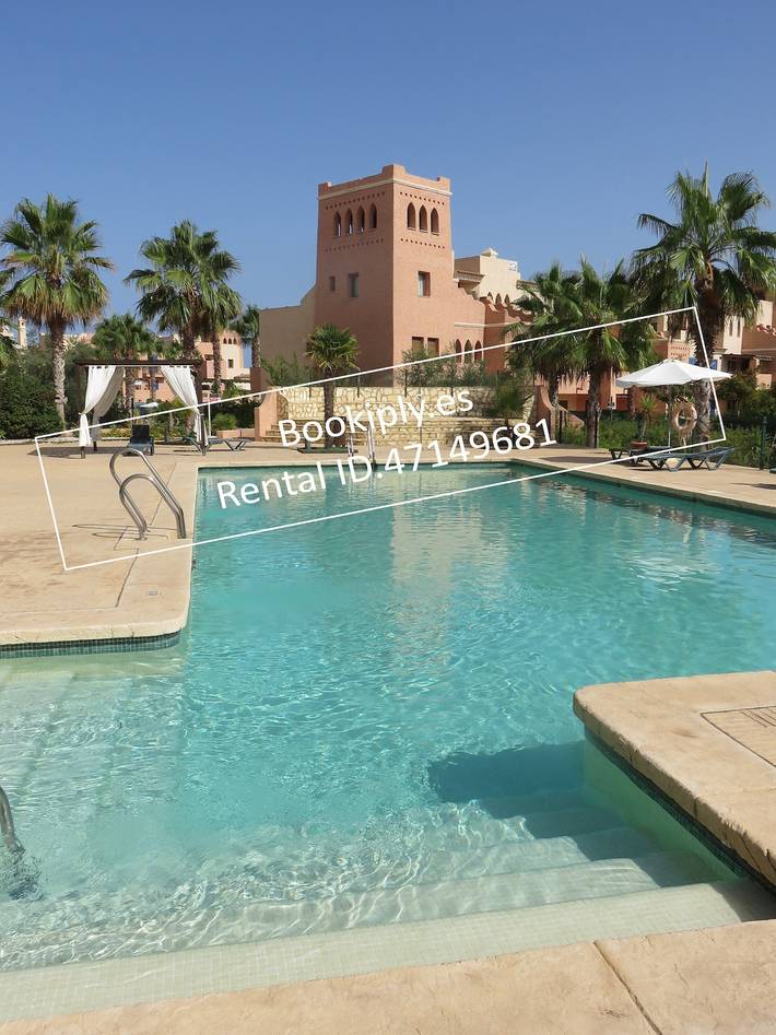 Apartamento entero, "Kasbah del Puerto Rey Apuesto Ático" con vistas al mar, piscina, Wi-Fi y jardín in Playas de Vera, Vera