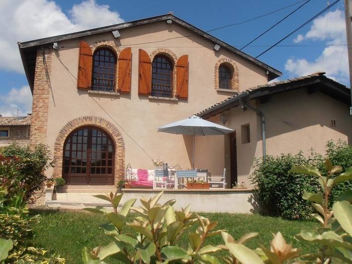 Gîte pour 4 personnes, avec Jacuzzi et Terrasse ainsi que Jardin et Piscine dans Rhône