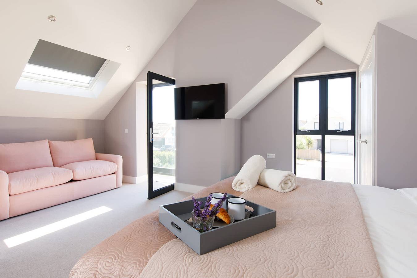 Luxury designer coastal home for 10 with hot tub in West Wittering, West Sussex