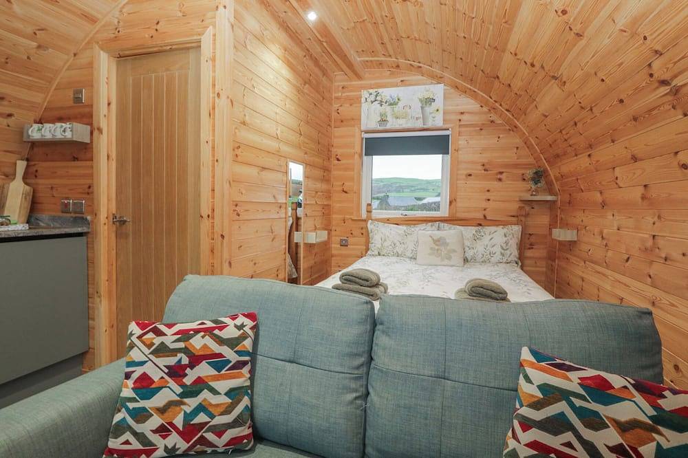 Beech, romantic, with hot tub in Ulverston in Lake District