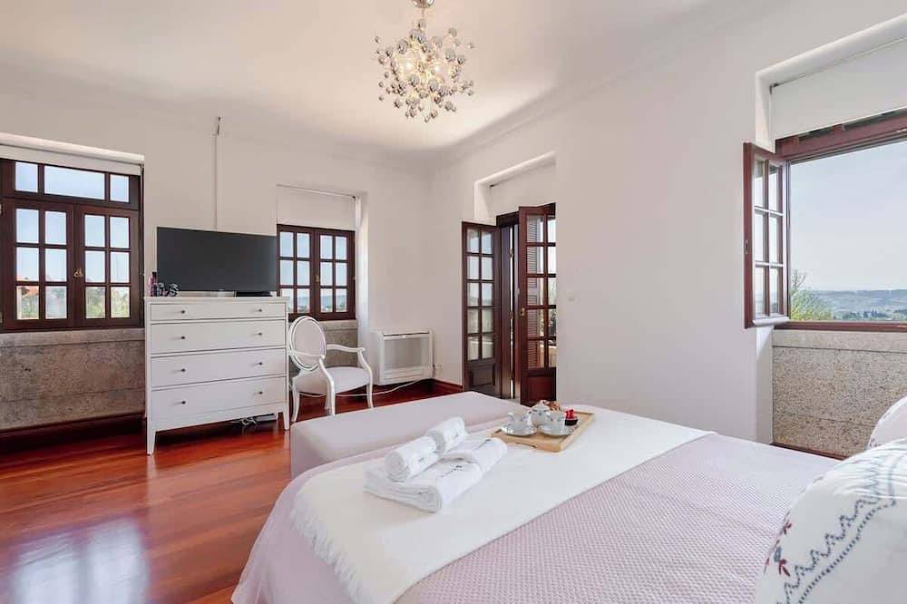 Country Villa w/ Pool, Court & Views in Paredes, Distrito de Porto