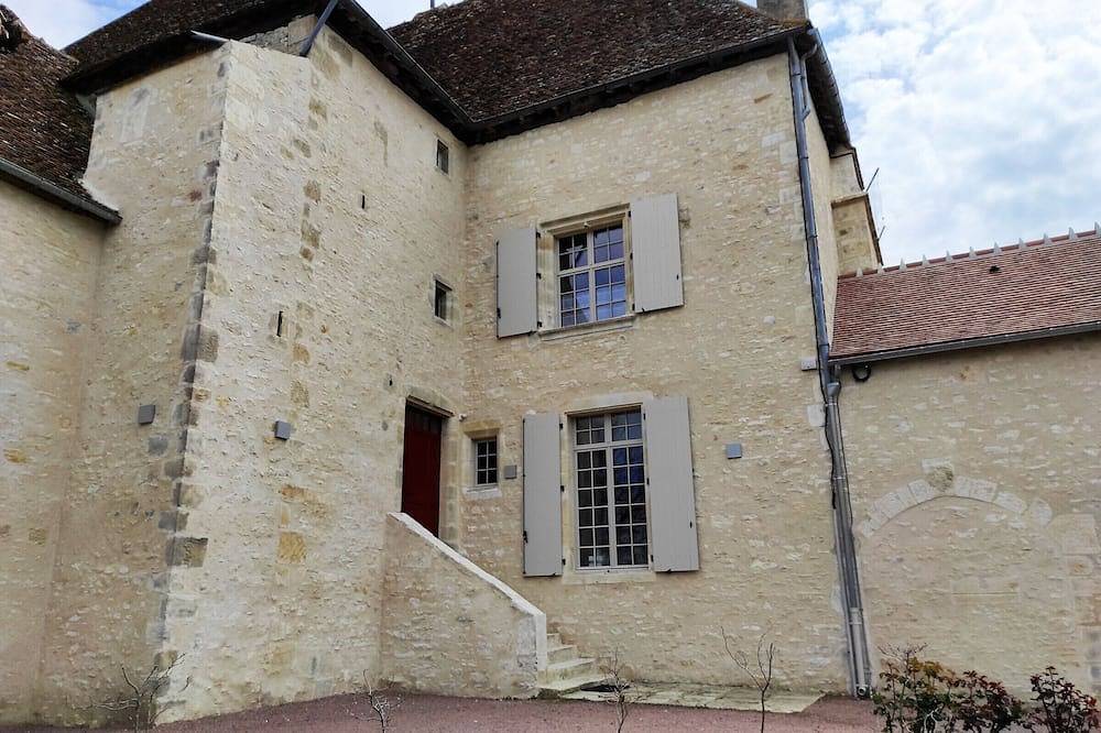 Ganze Wohnung, Geräumige Unterkunft in restauriertem ehemaligen Priorat in La Celle (Cher), Saint-Amand-Montrond