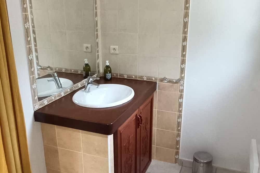 Entire apartment, Single storey studio, private swimming pool, secure parking in Callian, Draguignan region