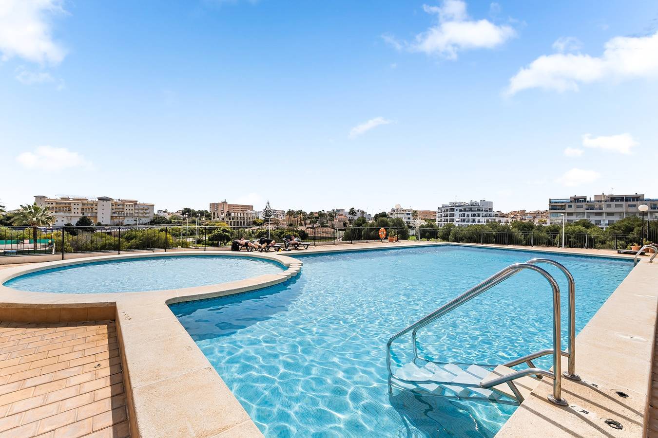 Ganze Wohnung, Apartment 'Buen Ambiente' mit Gemeinschaftspool, Gemeinschaftsgarten und Wlan in La Zenia, Orihuela