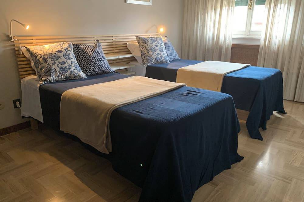 Entire apartment, Penthouse with a large terrace and air-conditioned with two hundred meters from the sea in Lavagna, Lavagna Municipality