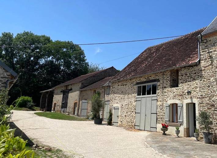 Maison d’hôte pour 2 personnes, avec piscine ainsi que vue et jardin, animaux acceptés à La Châtre-Langlin