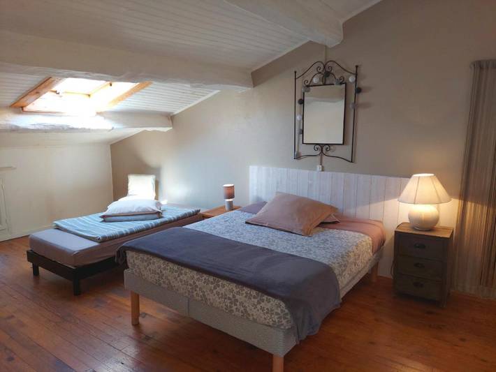 Chambre d’hôte pour 3 personnes, avec piscine et jardin ainsi que vue et terrasse, animaux acceptés à Teyssières