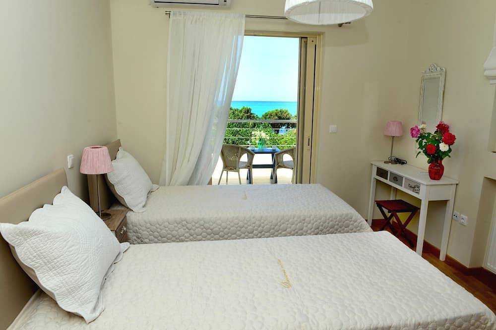 Citron Pale Villa with Private Pool in Golf von Kyparissia