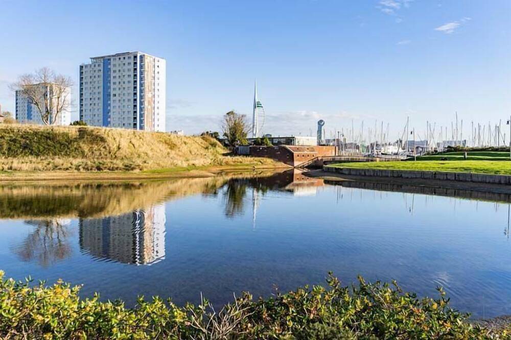 Rampart View -  a house that sleeps 6 guests  in 3 bedrooms in Gosport, Hampshire