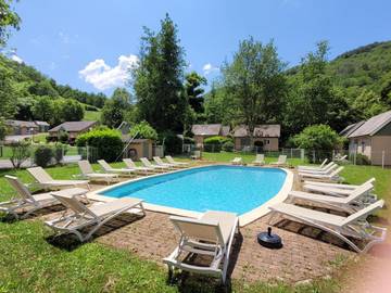 Gîte pour 5 personnes, avec vue ainsi que piscine et jardin à Grand-Vabre