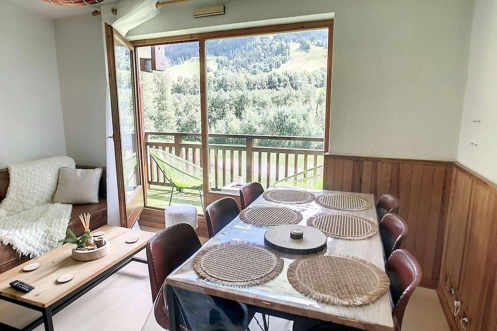 Apartamento entero, Studio + sleeping area with South-facing balcony.Equipped for 5 people.Layout:-One main room with a in Praz-sur-Arly, Pays du Mont-Blanc