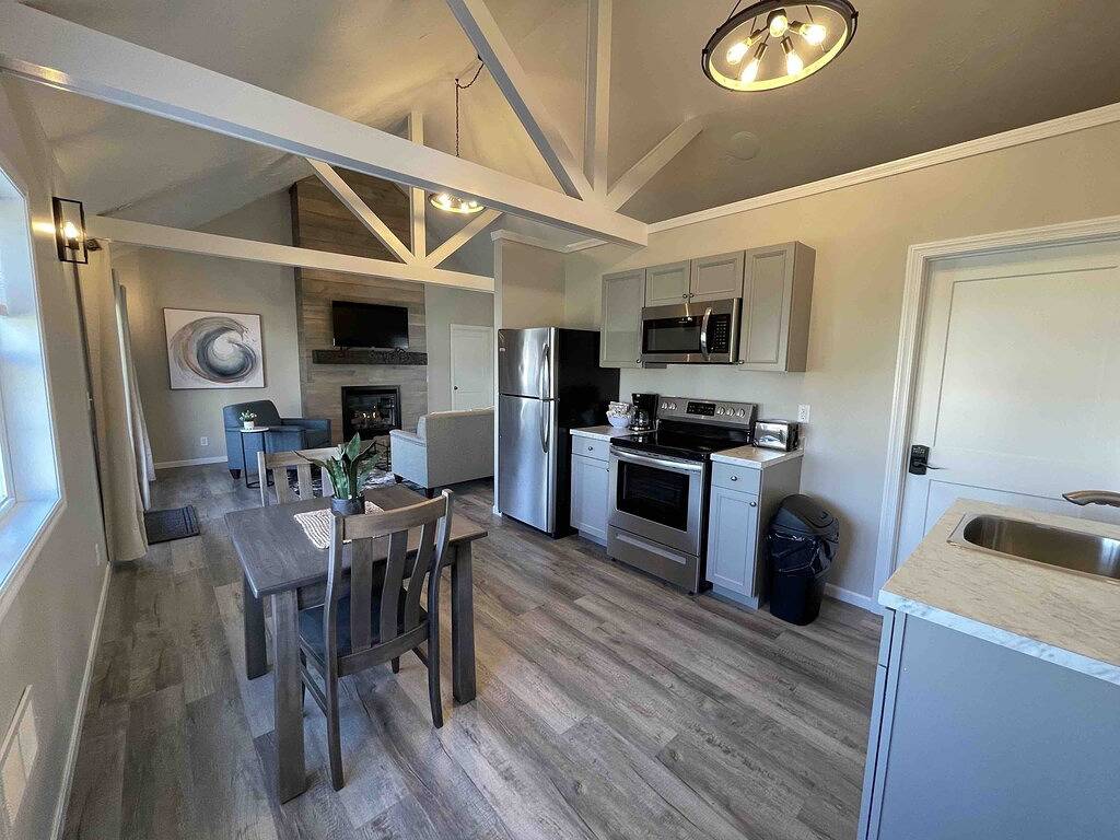 Romantic Cottage with Kitchen & Private Hot Tub in Holmes County