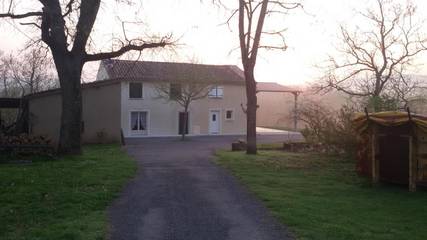 Gîte pour 12 personnes, avec jardin et vue à Montredon-Labessonnié