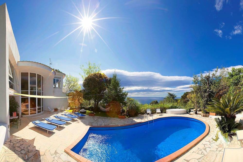 Villa, private pool and sea views in Amalfi Coast, Campania, Italy in Piano di Sorrento, Sorrento Coast