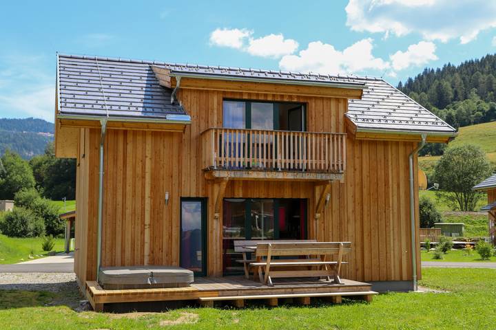 Ferienhaus für 10 Personen, mit Balkon und Whirlpool sowie Terrasse und Garten in Murau