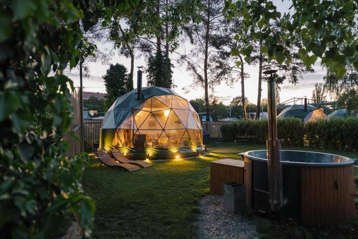 Tente pour 4 personnes, avec jacuzzi et jardin