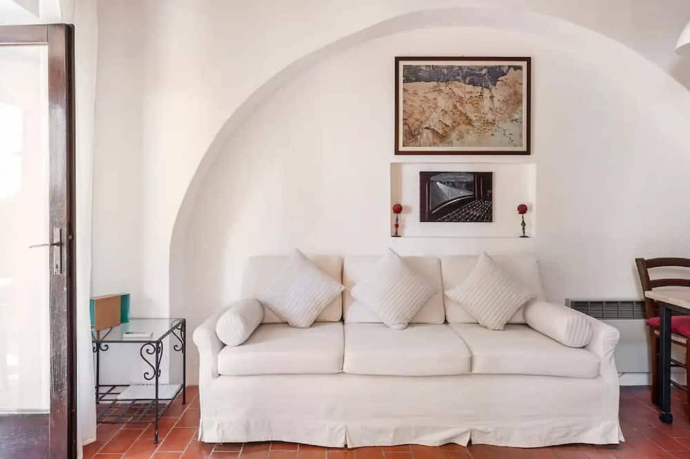 Apartamento entero, Garden Apartment with Sea view -- hilltop Medieval village, 10' from the Beach. in Castagneto Carducci, Costa Etrusca