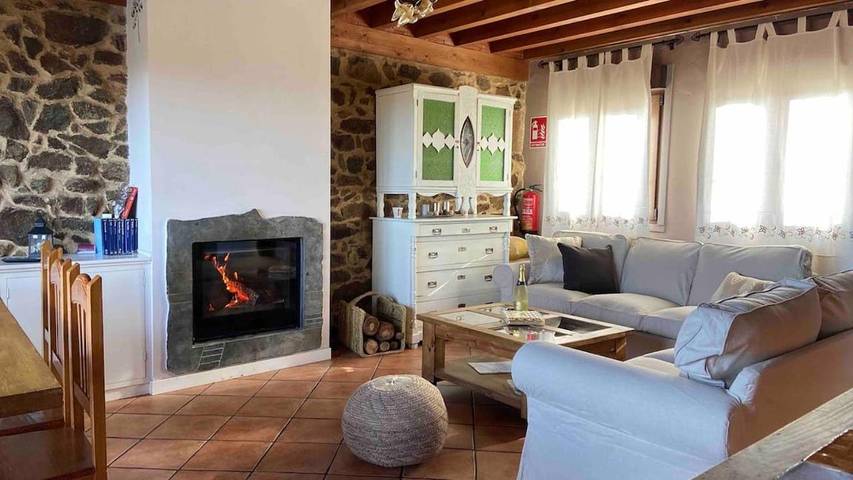 Casa rural para 11 personas, con Balcón y Jacuzzi además de Terraza y Jardín en El Losar del Barco