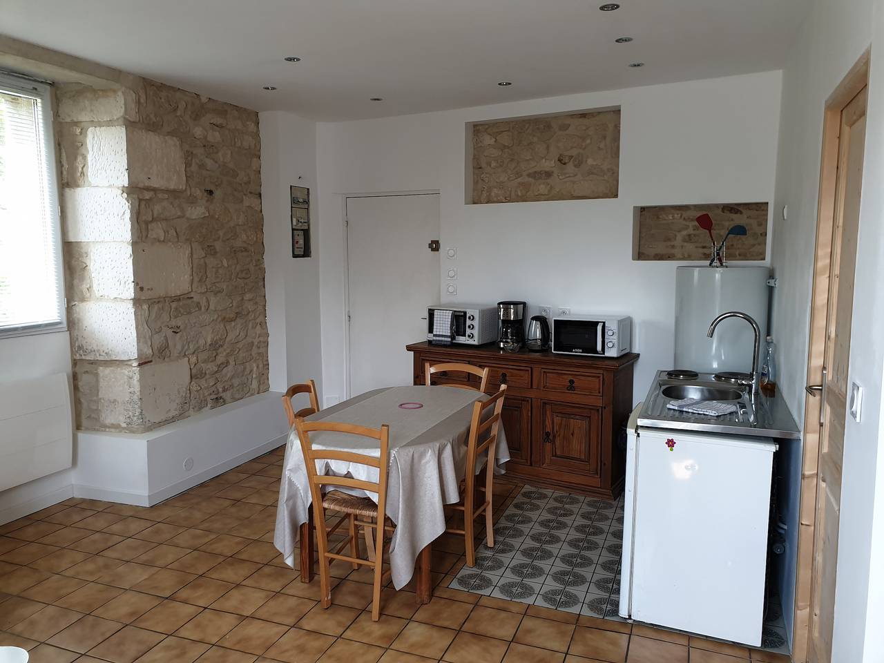 Studio entier, Studio "5 - 3 Min Du Futuroscope" avec Wi-Fi in Chasseneuil-du-Poitou, Vienne (France)