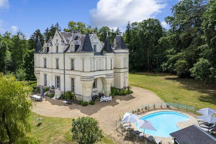 Location de vacances pour 14 personnes, avec terrasse et jardin à Saint-Jean-Saint-Germain