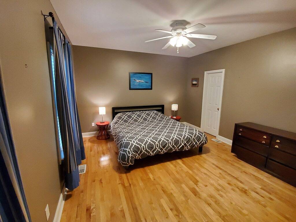 Wunderschöne Sonnenuntergänge mit einem Dock am Watts Bar Lake in Rhea County