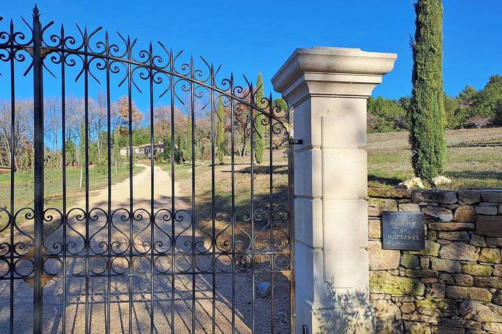 Location de vacances pour 12 personnes, avec jardin à Saint-Martin-de-Castillon