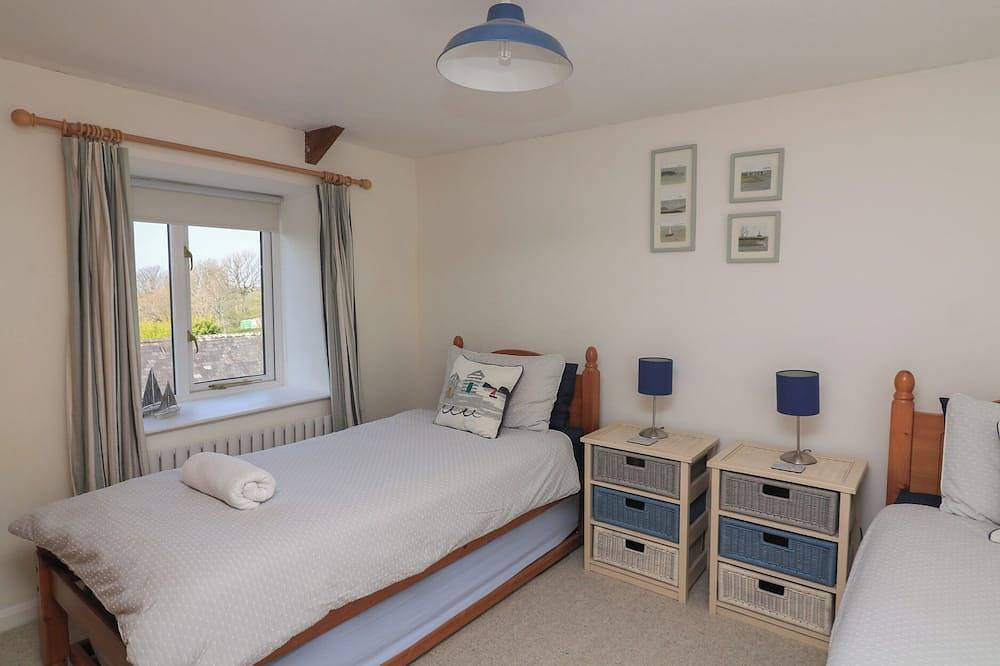 Tinkers Cottage, pet friendly, with a garden in Bigbury in Bigbury on Sea, South Devon