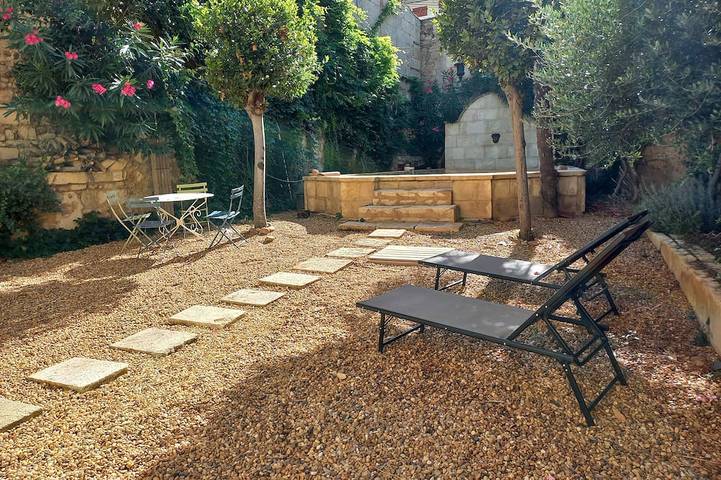 Charming room, swimming pool, sun and shade garden, 17 kms from Arles and Nîmes. in Bellegarde, Nimes und Umgebung