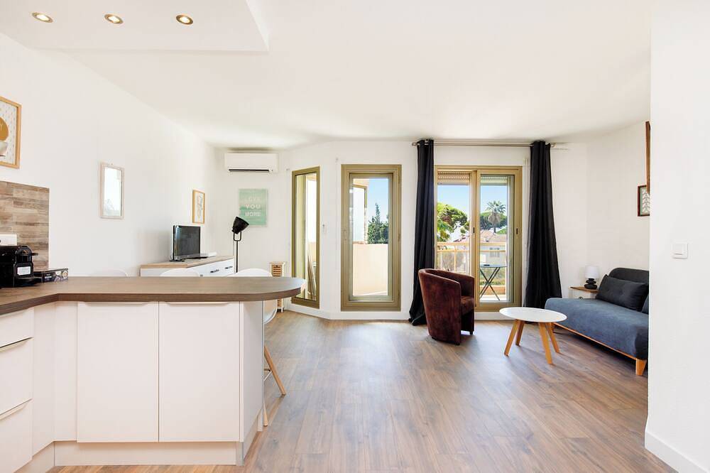 Entire apartment, Air-conditioned 39m2 studio close to stores, beach and train station. 10 mn walk to all in Golfe-Juan, Vallauris