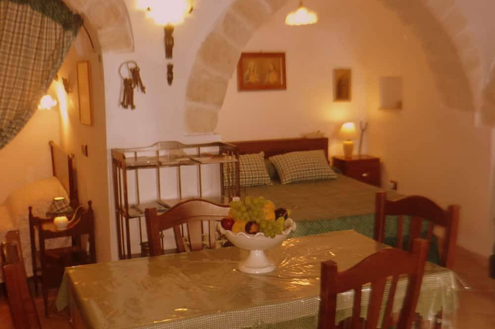 Trullo dell'Aia, characteristic and original trullo, in the center of Alberobello in Alberobello, Alberobello und Umgebung
